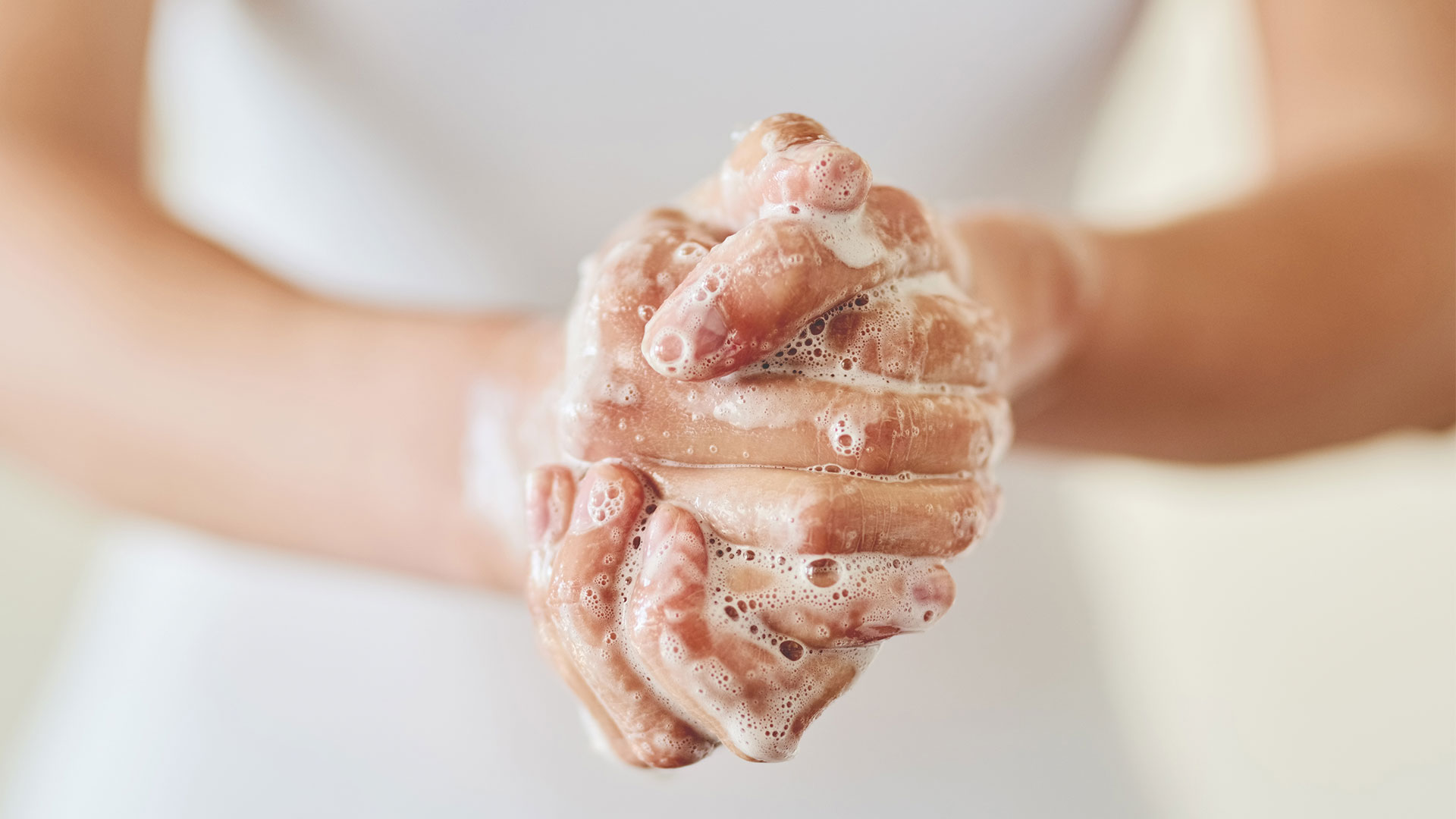 El jabón no solo limpia tus manos; literalmente mata al coronavirus