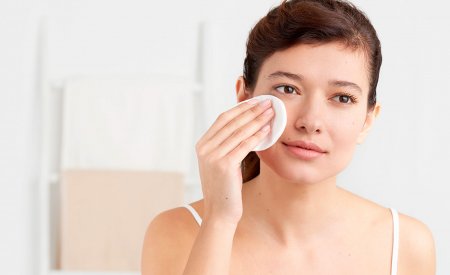Mujer desmaquillándose