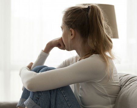 adolescente con acné