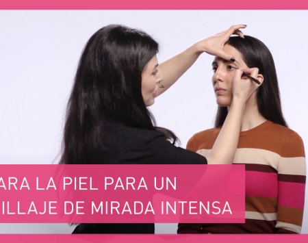 Mujer maquillando a otra chica