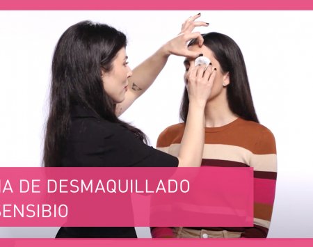 Mujer desmaquillando a otra chica