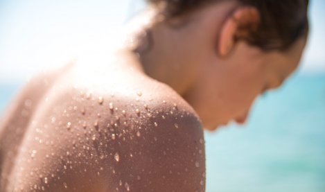 Mujer con protector solar resistente al agua 