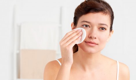 Mujer desmaquillándose