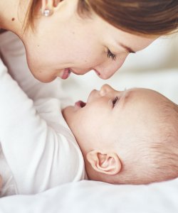 Mujer jugando con su bebe 